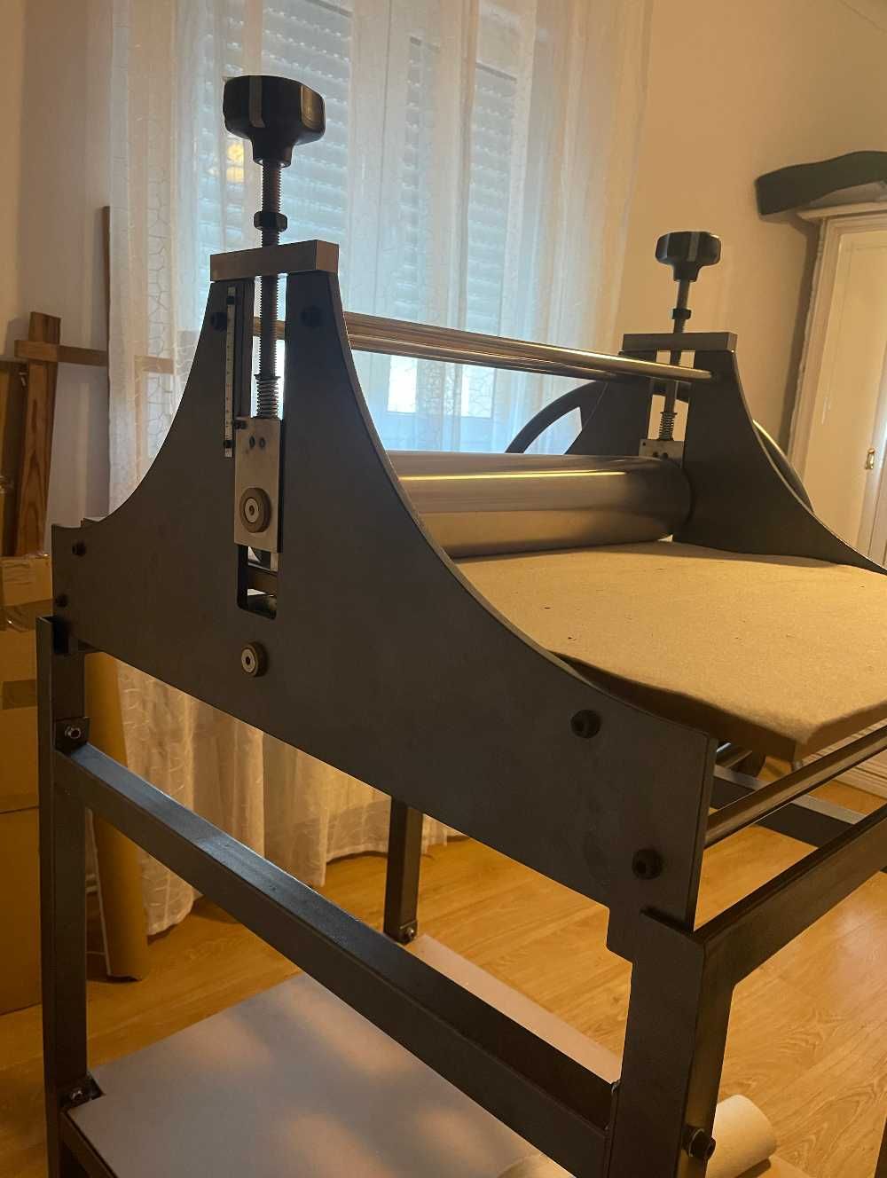 Tórculo profissional de estampagem e gravura