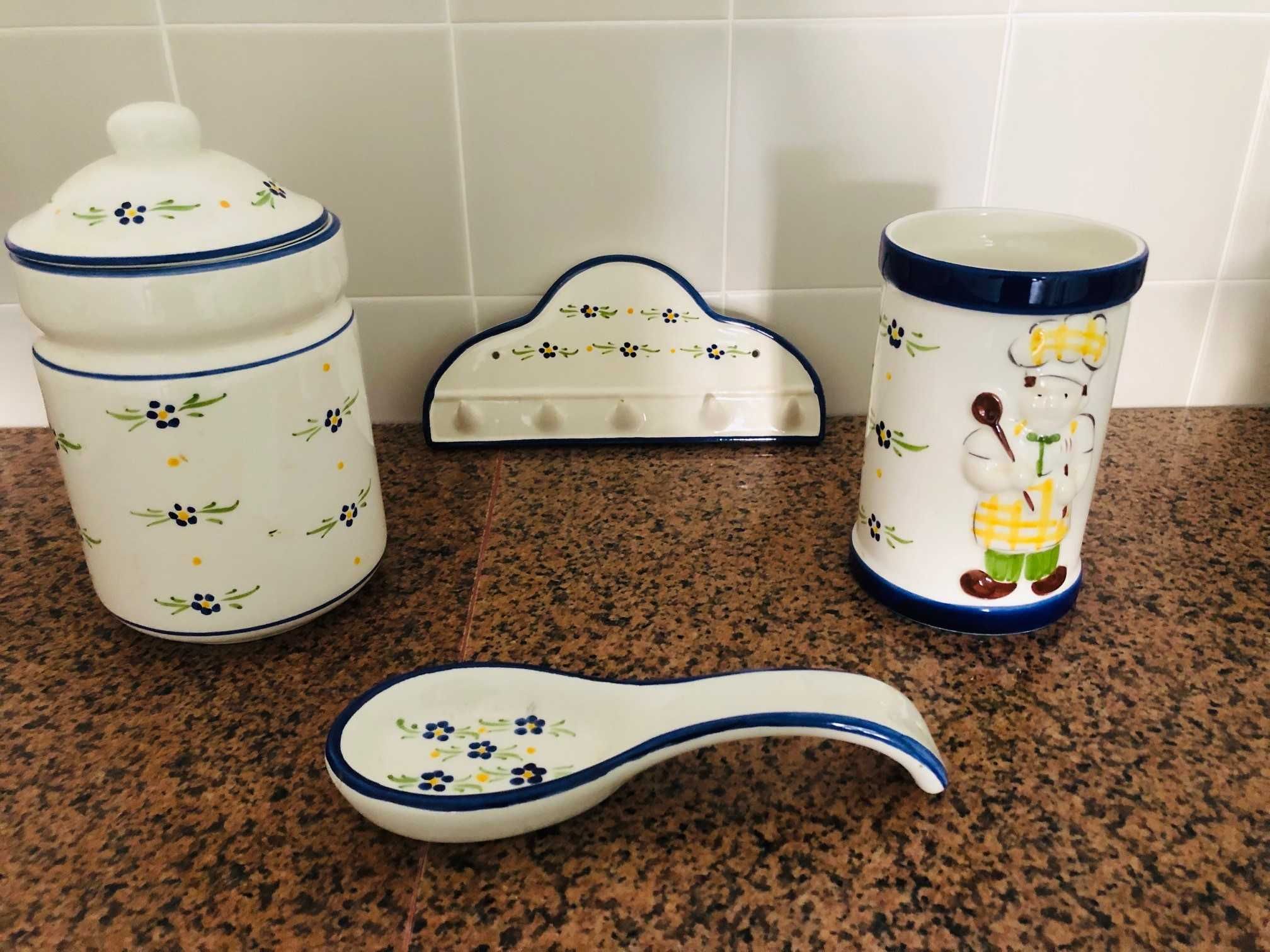 Conjunto de utensílios de cozinha em cerâmica