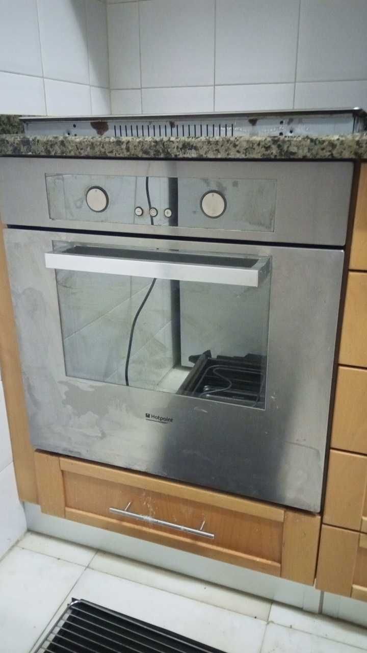 Forno, placa vitrocerâmica, exaustor e frigorifico usados