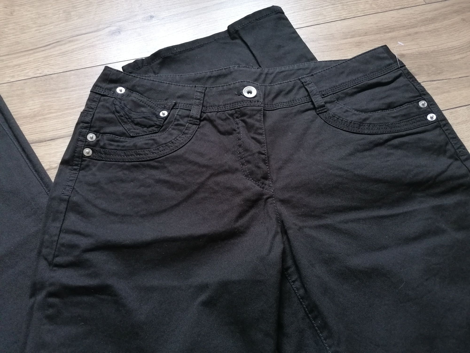 Spodnie firmy Basic line casual Wear