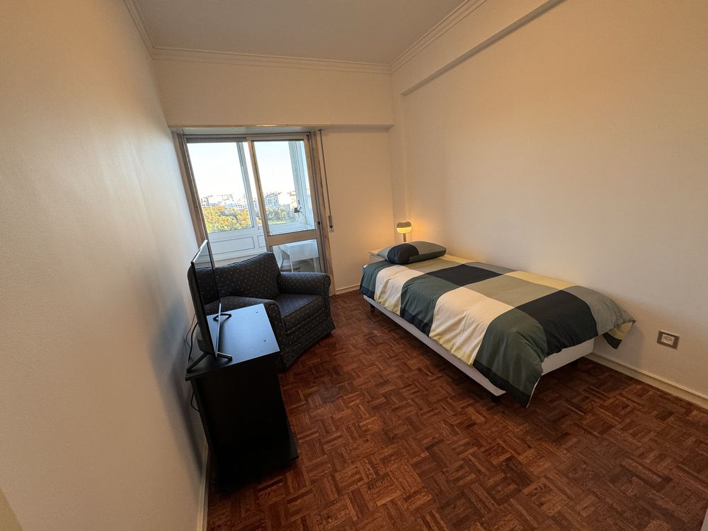 Quarto Benfica despesas incluidas - perto CC Colombo