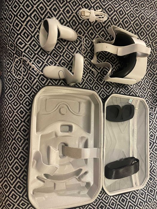 Oculus Quest 2 - 64 GB including a AMVR Carrying Case