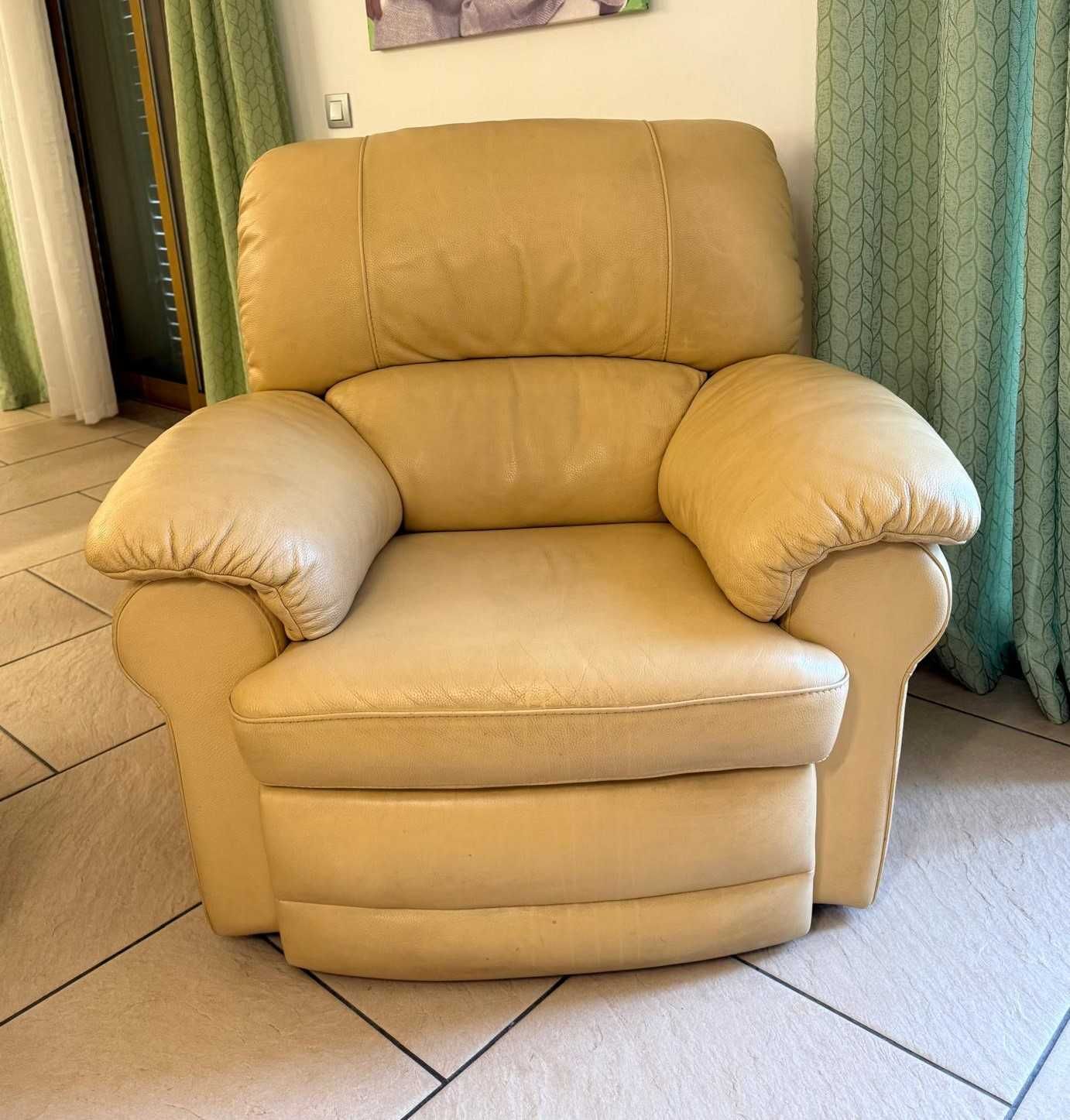 Conjunto de sofás de sala e mesa de apoio
