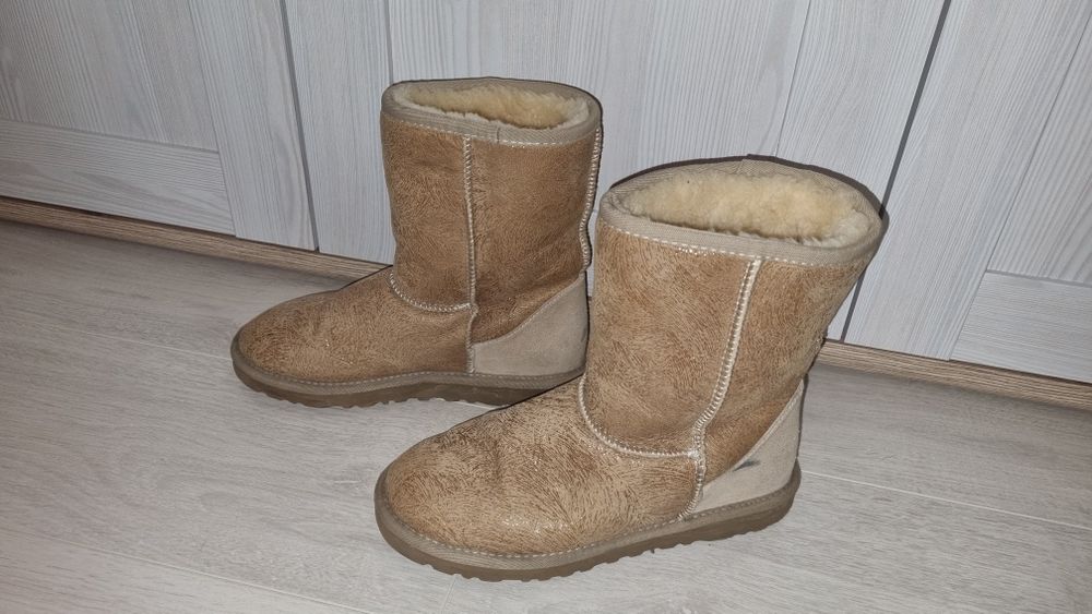 Уггі шкіряні бежевого кольору