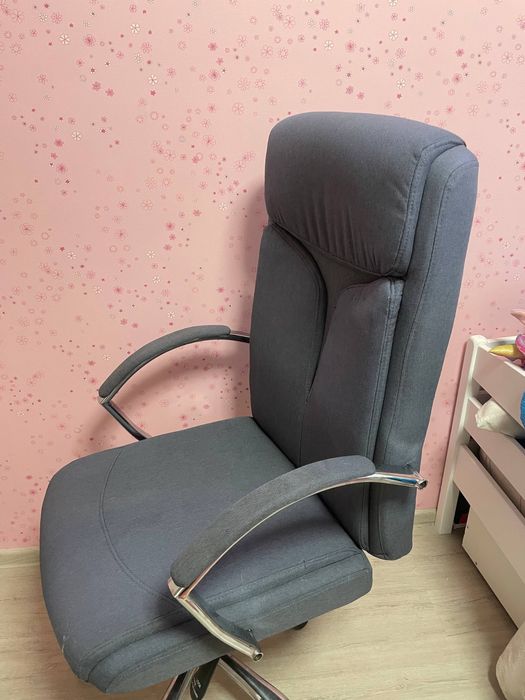 Кресло офісне темно синього кольору
