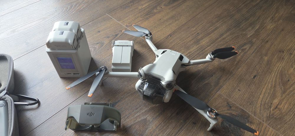 Dron DJI  Mini 4 Pro -mega zestaw, 3 baterie, etui,torba -na gwarancji