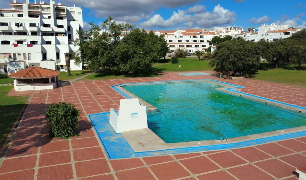 Apartamento T1 na Rua da Oura em condomínio com piscina