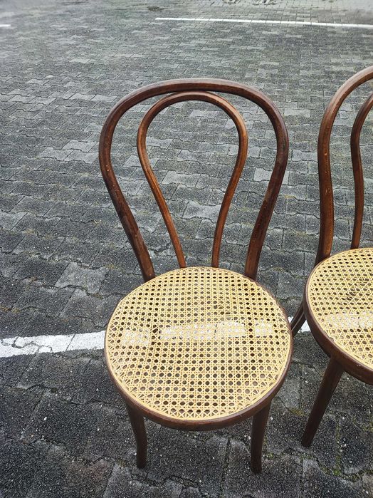 Krzesła typu Thonet.