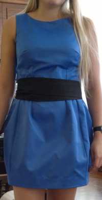 Kobaltowa sukienka wesele taliowana czarny pas Reserved r. 38