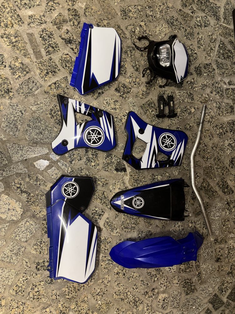 Vendo plasticos DTR 125 com autocolantes azuis