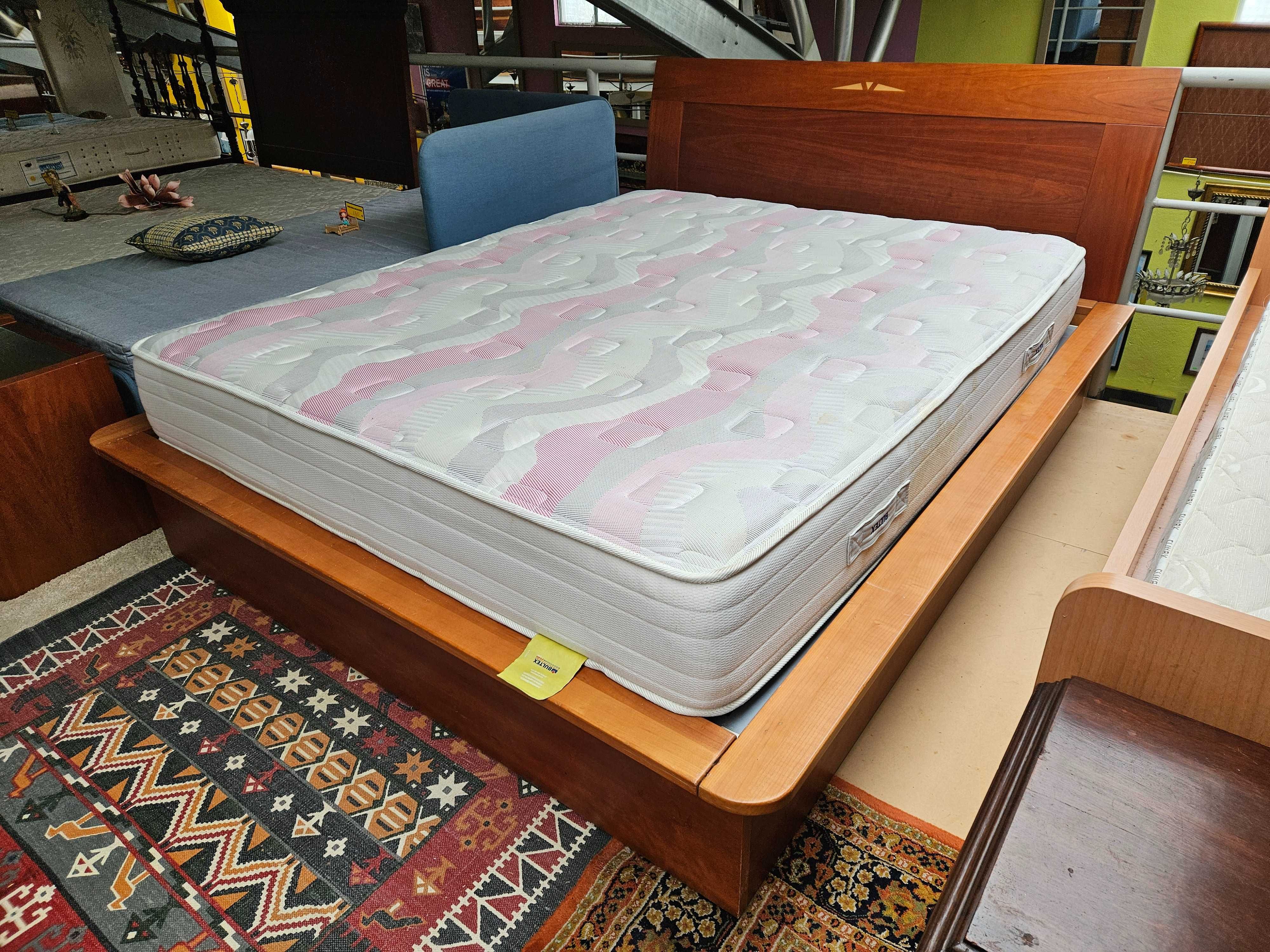 Cama com arrumação, estrado e colchão - Bom