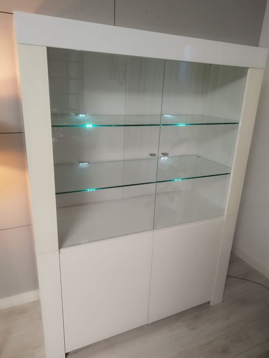 Biała witryna z oświetleniem LED