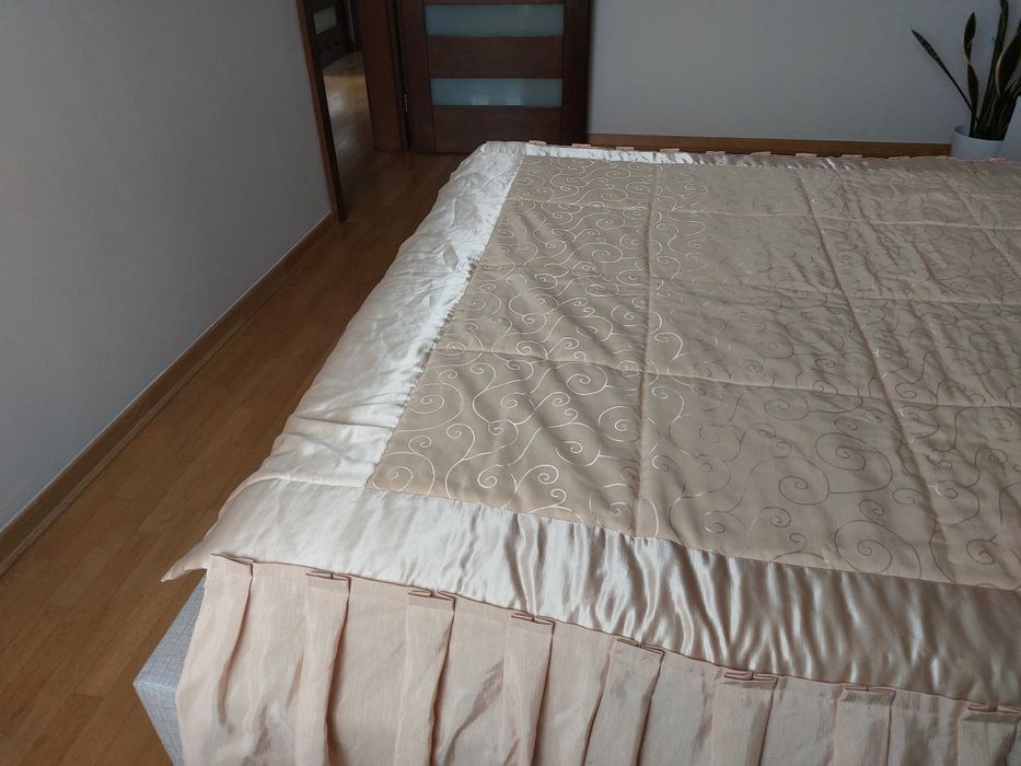 Narzuta na łóżko 160 cm z poduszkami – elegancka, z podszewką, zlota
