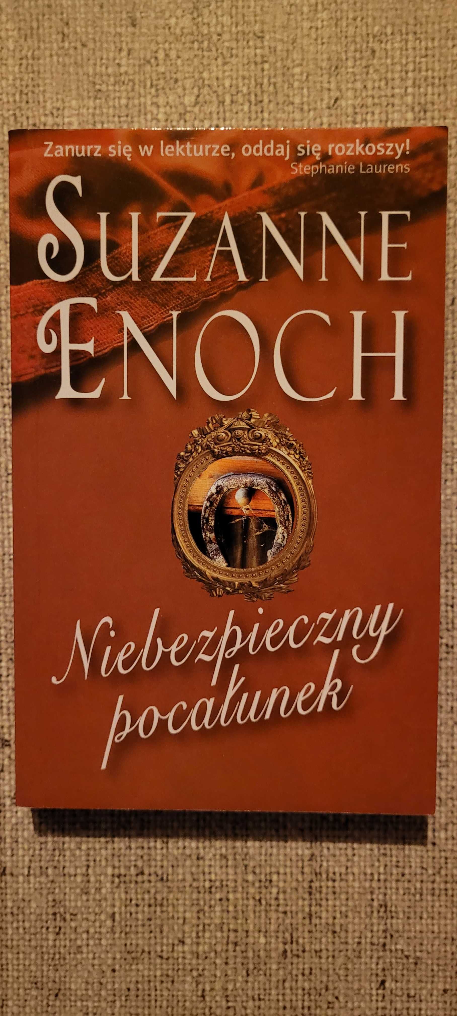 Romans historyczny "NIEBEZPIECZNY POCALUNEK" autorstwa Suzanne Enoch.