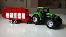 traktor (ciągnik) rolniczy z przyczepą zbierającą siano (słomę)