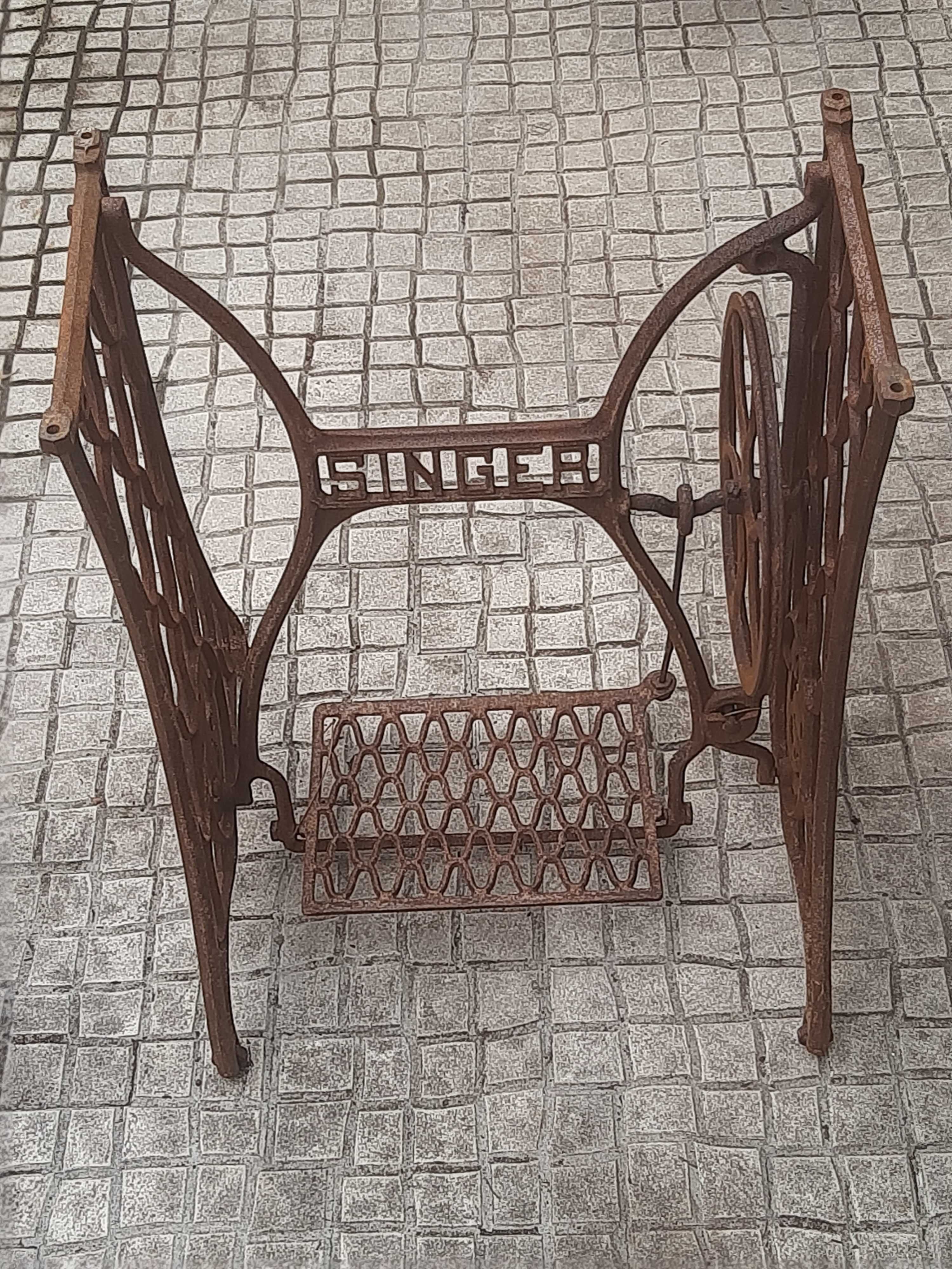 Estrutura de máquina de costura Singer.