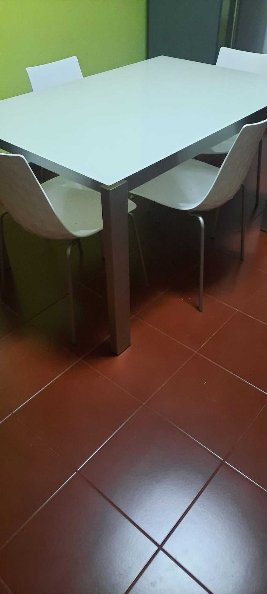 Mesa de cozinha extensível com tampo em vidro da marca Calligaris