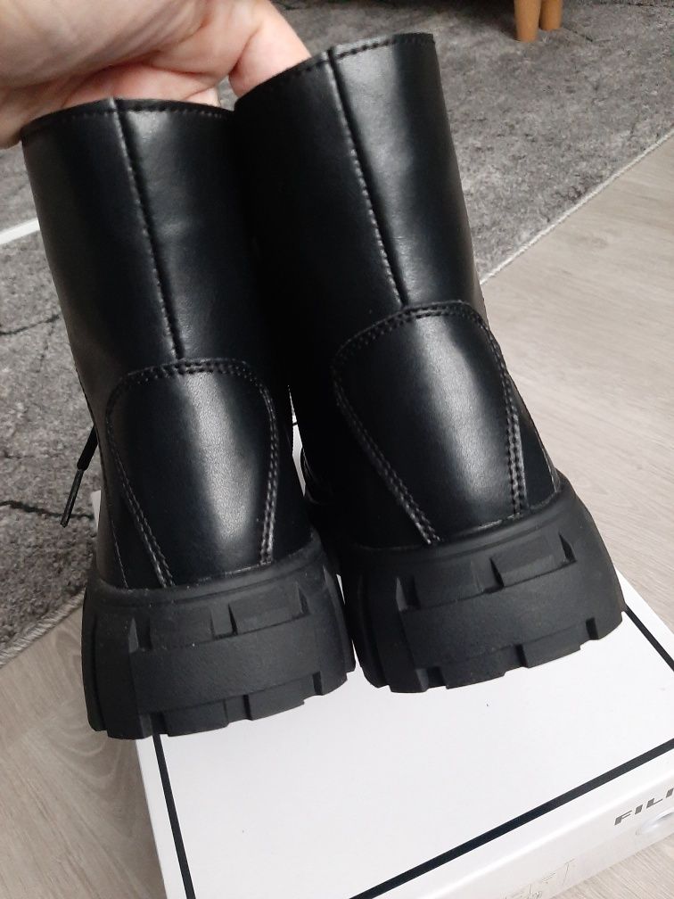 Nowe skórzane botki trapery
