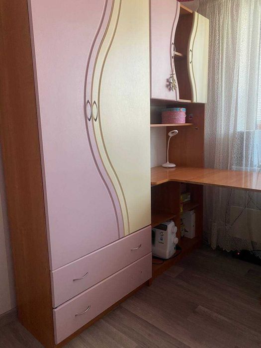 Меблі у дитячу кімнату.  Комп'ютерний стіл.  Куточок школяра.