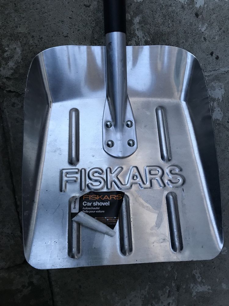 Автомобільний совок Fiskars