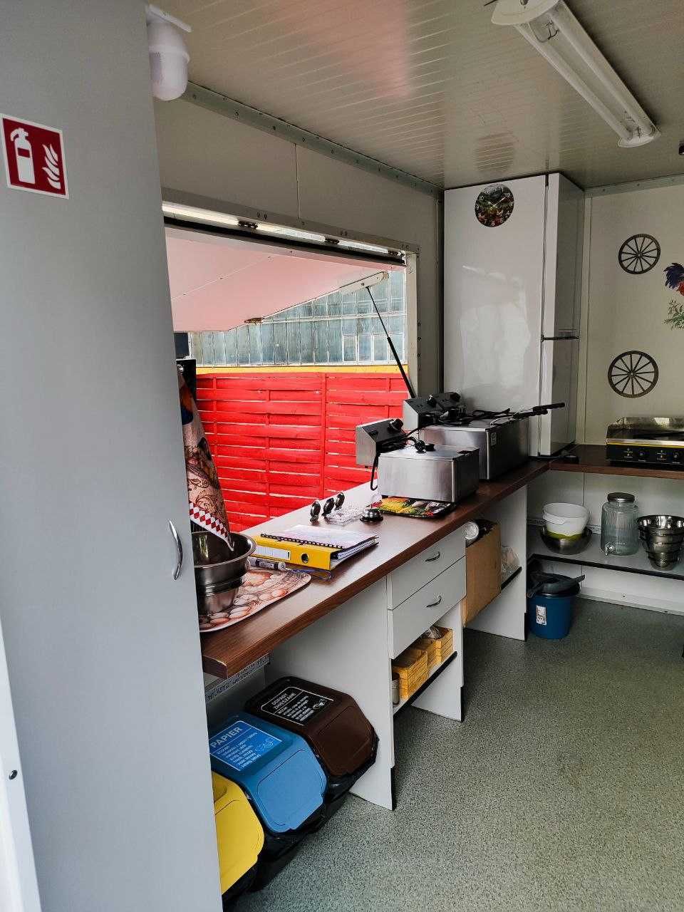Szeroka przyczepa gastronomiczna, food truck, kurczak z rożna
