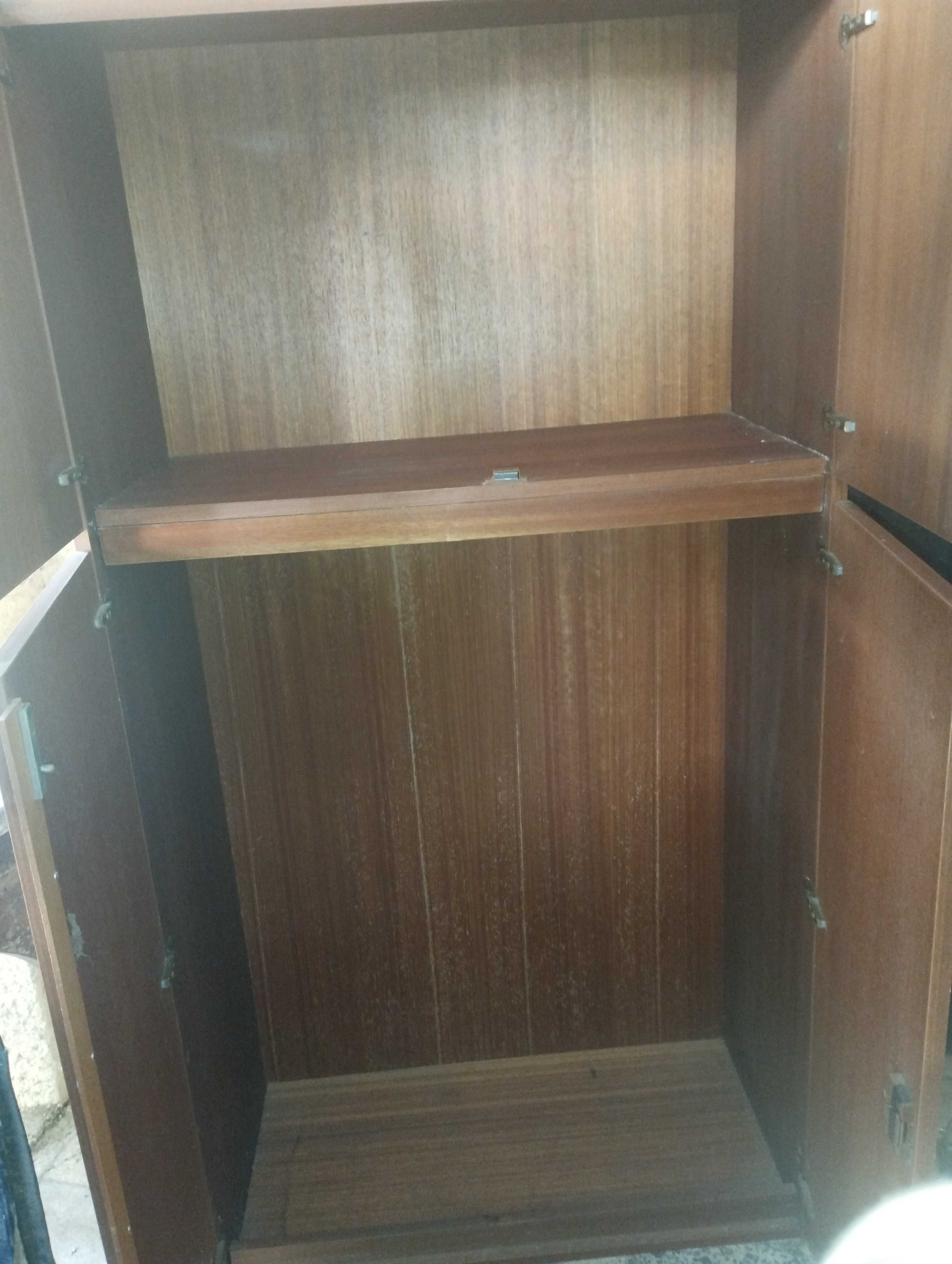 Roupeiro com portas