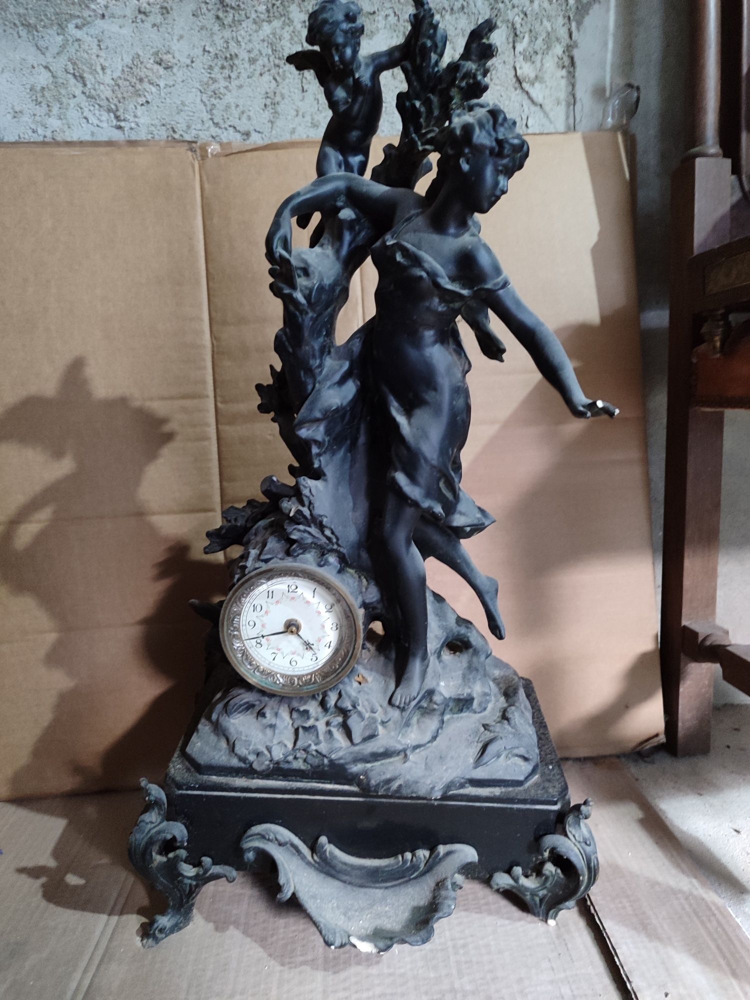 Vendo 2 relógios com estatua vintage