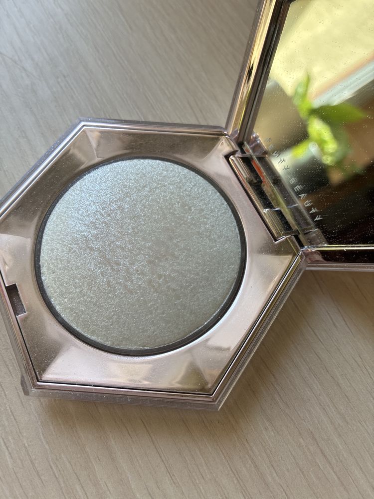Fenty Beauty Diamond Bomb rozświetlacz