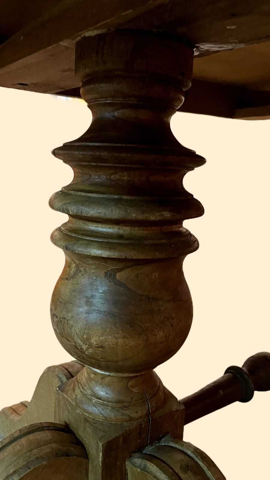 Mesa de madeira com 6 cadeiras