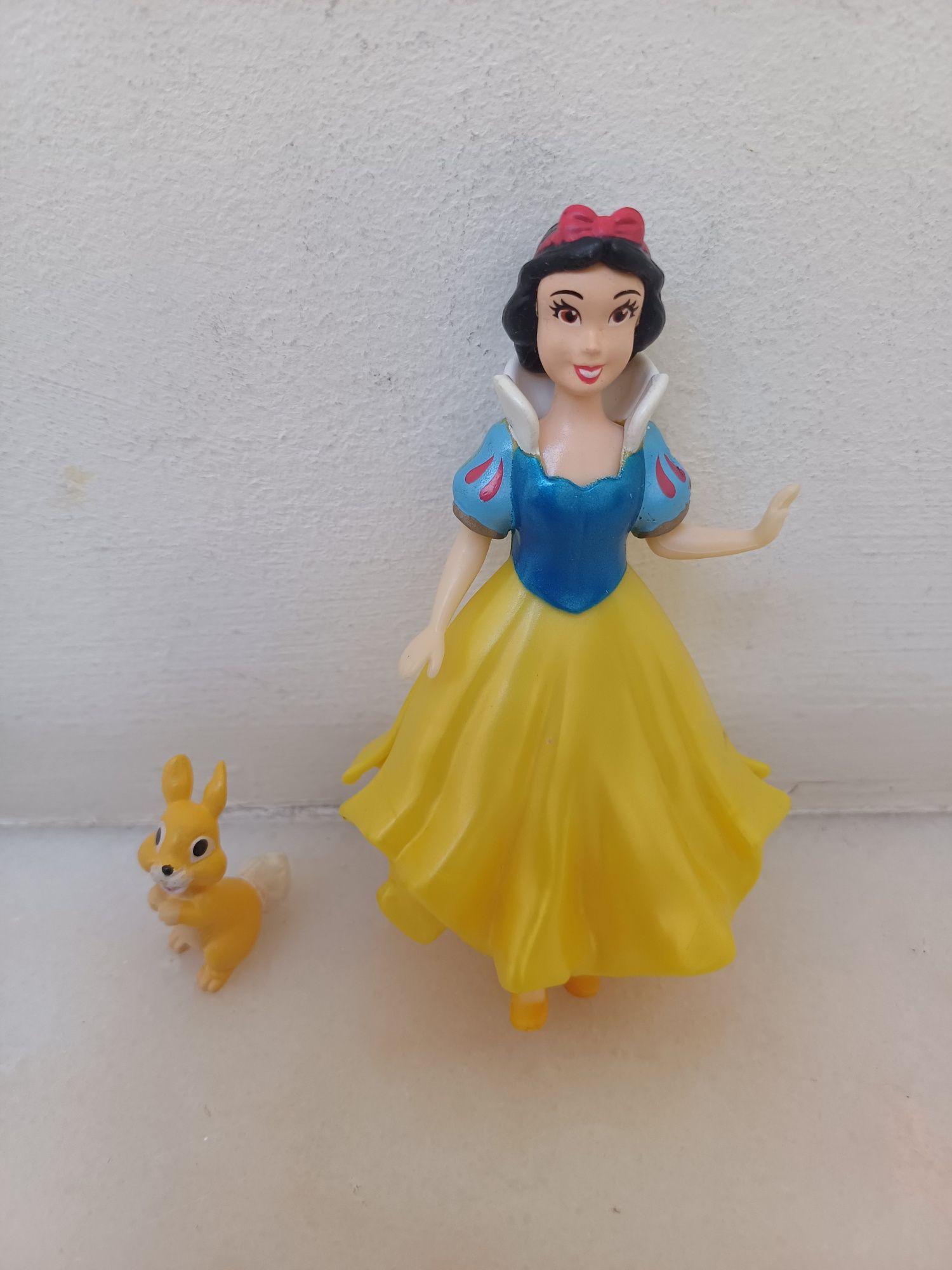 Brinquedo Branca de Neve com vestidos para vestir