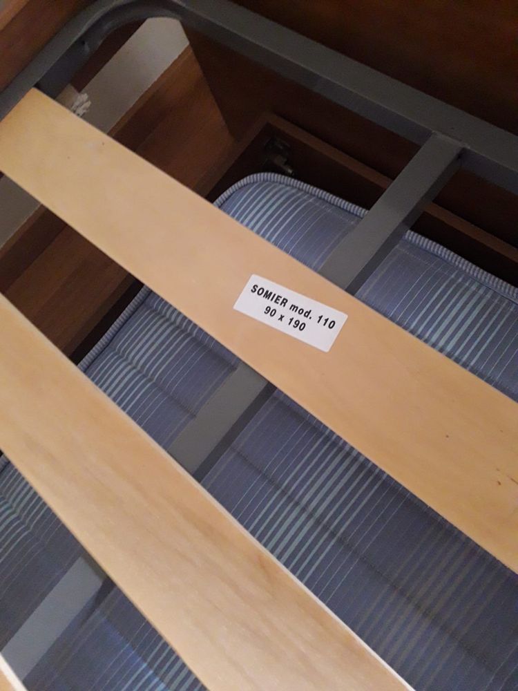 Cama solteiro com gavetao para ourra cama , 2 colchoes e 1 mesa cabece