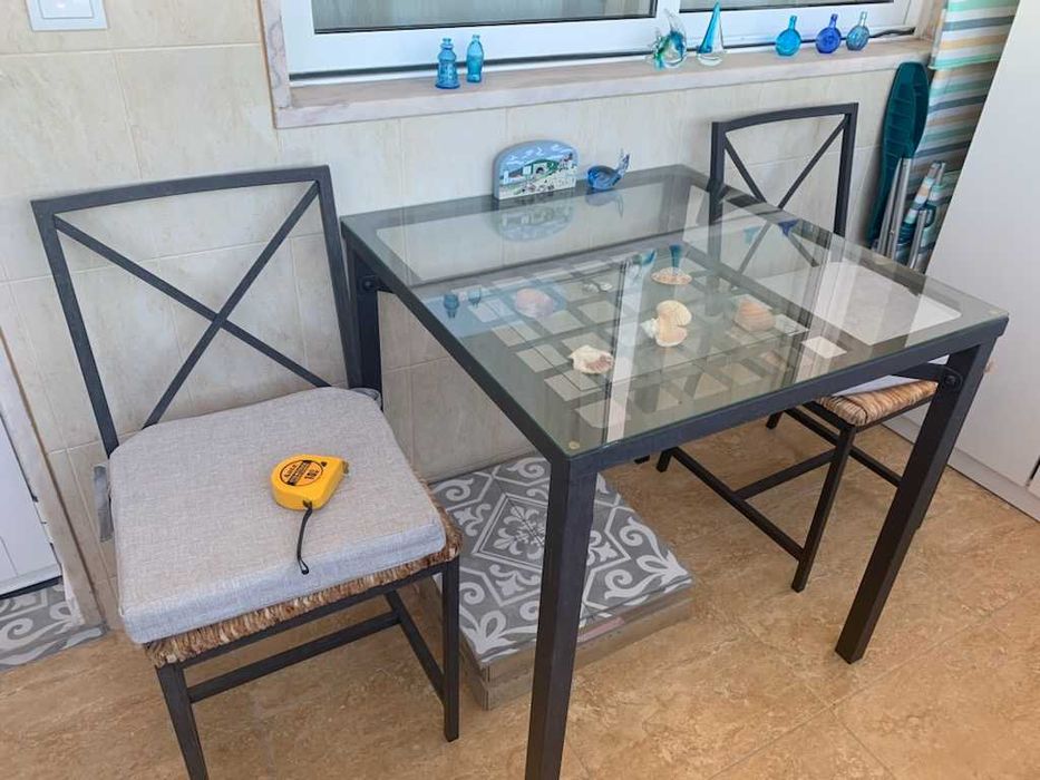Conjunto mesa e 2 cadeiras Ikea