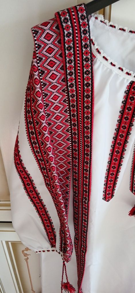 Жіноча сукня-вишиванка