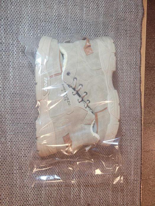 Piękne Nowe -buty zimowe rozmiar 44 duży rozmiar . zakup nietrafiony