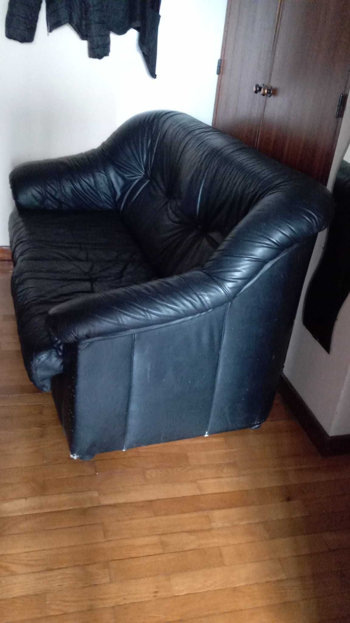 Sofá cama em pele, preto.