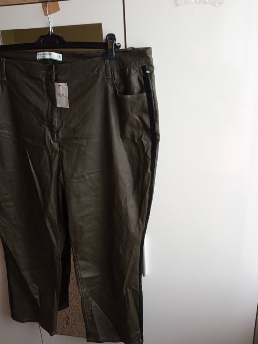 Next nowe spodnie damskie skórzane woskowane khaki lampasy 54