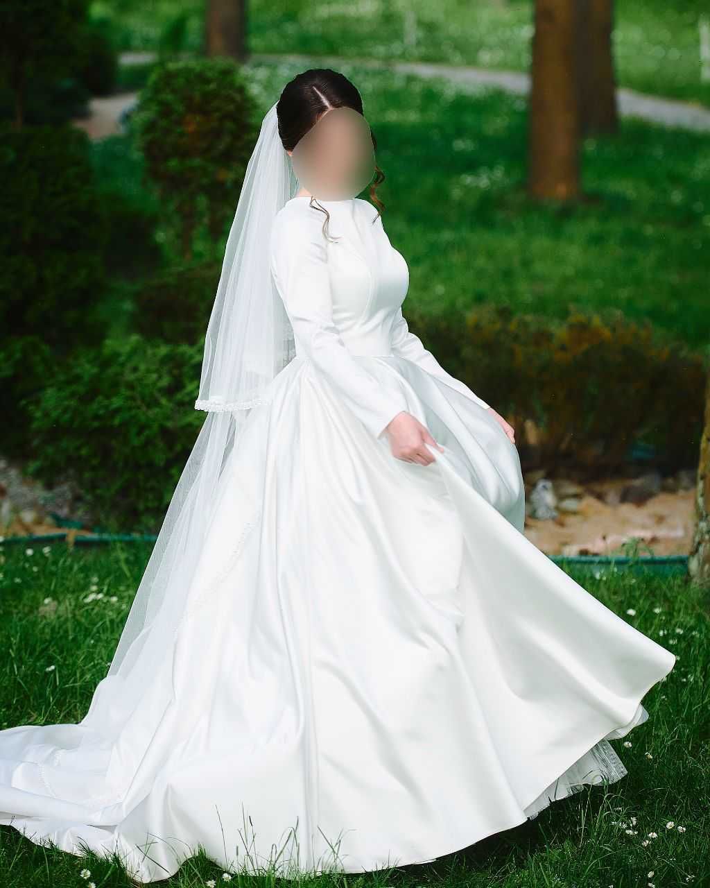 Весільна сукня з шлейфом, закритий рукав, торг