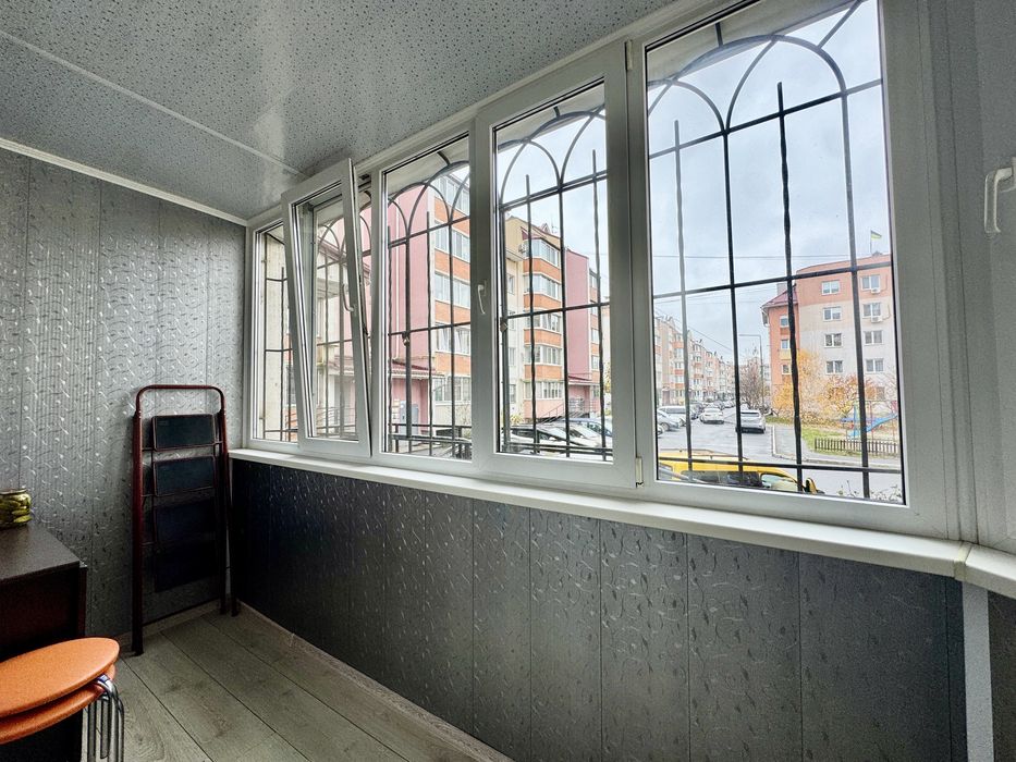 Продаж 2к квартири 65 кв. м на вул. Миколаївська 6