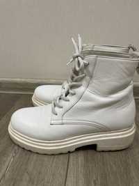 Білі чоботи бренду Kacharovska