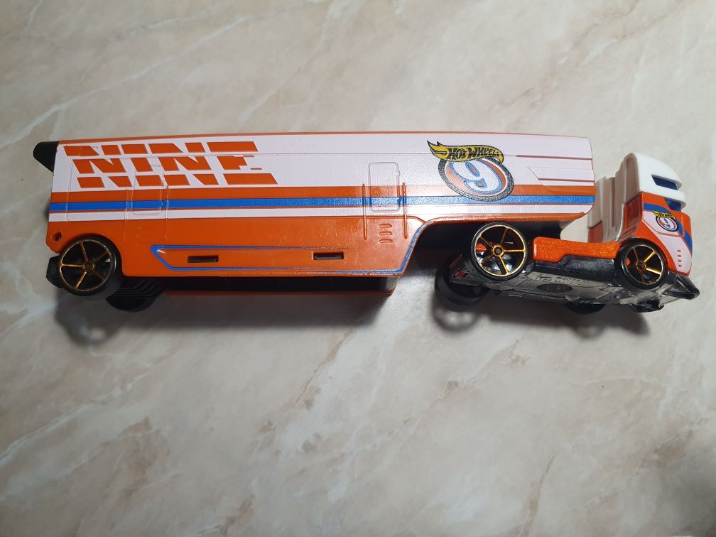 Машинка далекобійникаHot Wheels