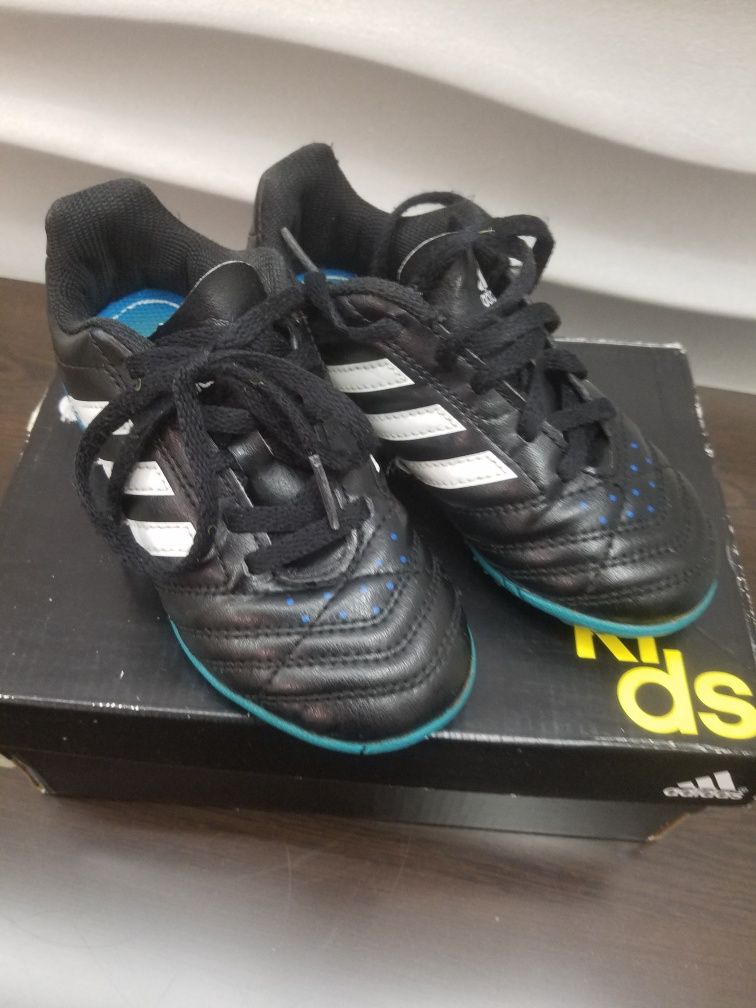 Korki, halowki, Żwirówki r. 28 Adidas