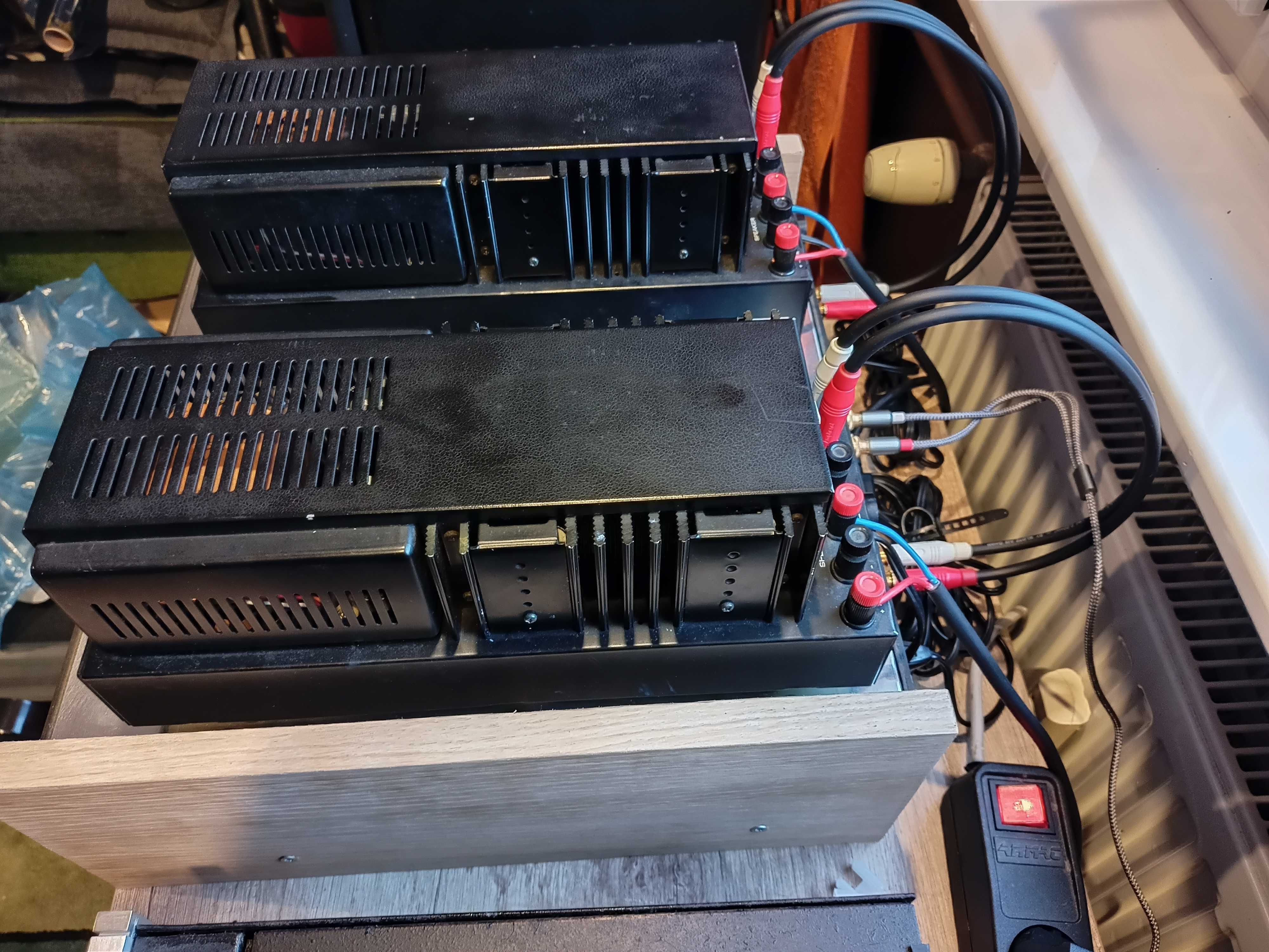 Monobloki na końcówkach mocy ONKYO M-931 z zasilaczem.
