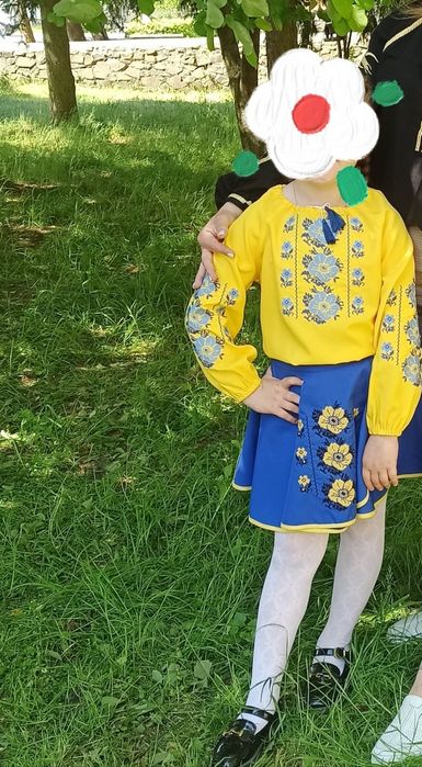 Продам яскравий костюм вишиванку