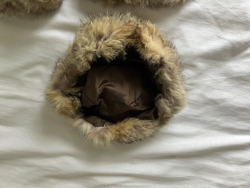 Gorro e punhos em pêlo de coelho