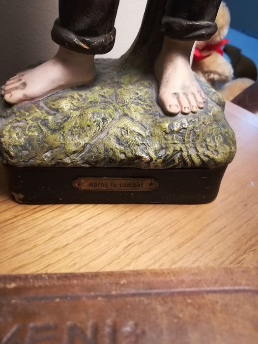 Estatueta em terracota "rapaz depois do combate"