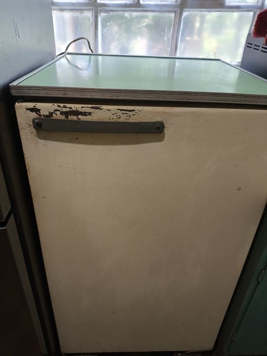 старий холодильник