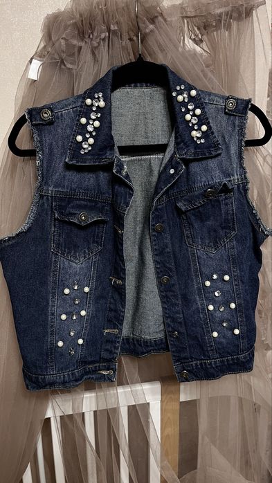Жіноча джинсова жилетка