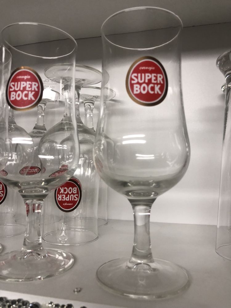 Copos de cerveja impecaveis