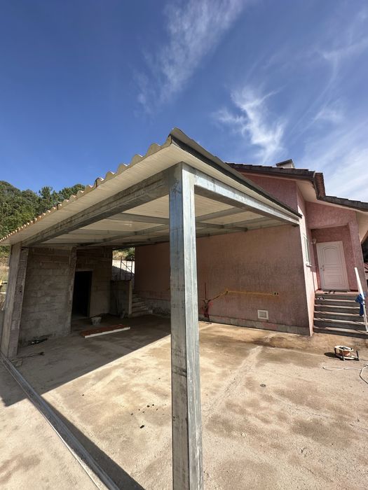 Montagem de estrutura e telhado