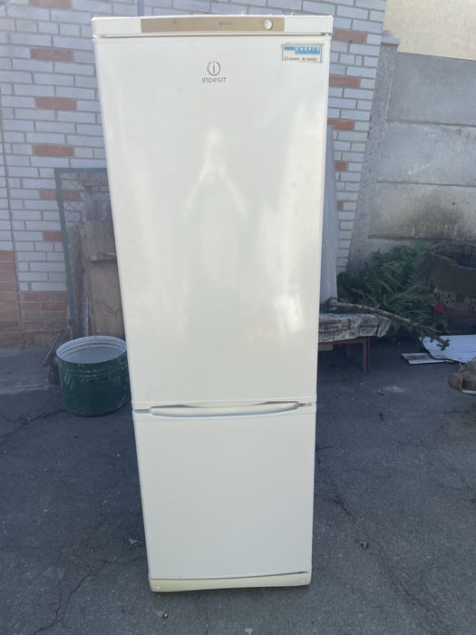 Холодильник Indesit IBS 18AA